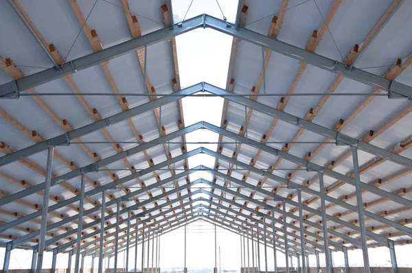 The element of the roof of the sandwich panels. Installation of the roof of the sandwich panels on the metal frame.