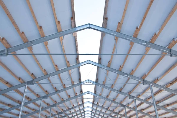 The element of the roof of the sandwich panels. Installation of the roof of the sandwich panels on the metal frame.