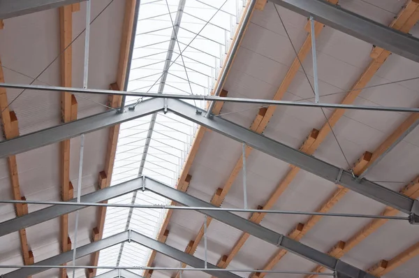 The roof of the new metal frame building is covered with insulation panels. The fast-built designs from metal. — Stock Image Roof New Metal Frame Building Covered Insulation Panels Fast Built Stock Image