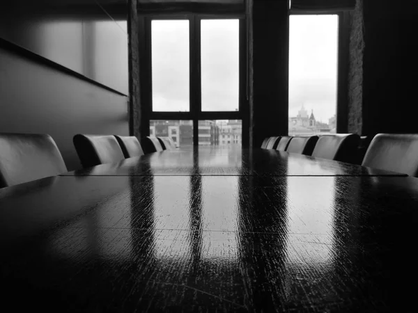 Table Chairs Room Window View City — Stock Photo, Image