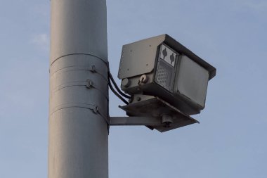 Trafik polisi şehrin kutup yolda radar hız