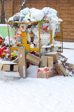 Kalabalık çöp plastik ve karton kutuları toplamak için