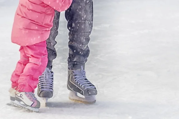 Parent Teaches Child Skate Rink — Stock Photo, Image