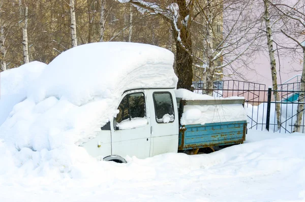 Small Truck Covered Thick Layer Snow Yard Surgut Russia February — Stock Photo, Image