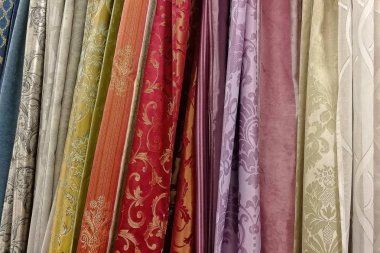 Çok renkli baskı kumaşlar inşaat hipermarket, Surgut, Rusya Federasyonu - 2 Mart 2019 yılında bir dizi