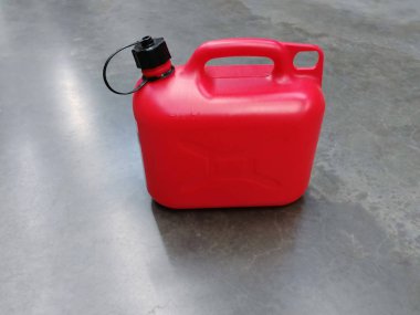 Kırmızı plastik kapak üzerinde betonun siyah kapaklı yanıcı sıvılar için 