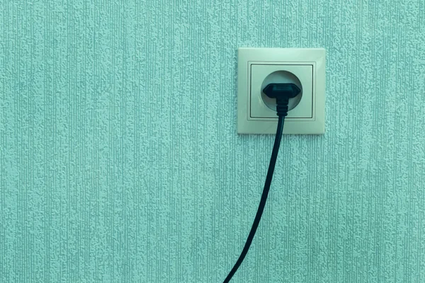 Stopcontact Met Stekker Kleur Muur Blauw Behang — Stockfoto