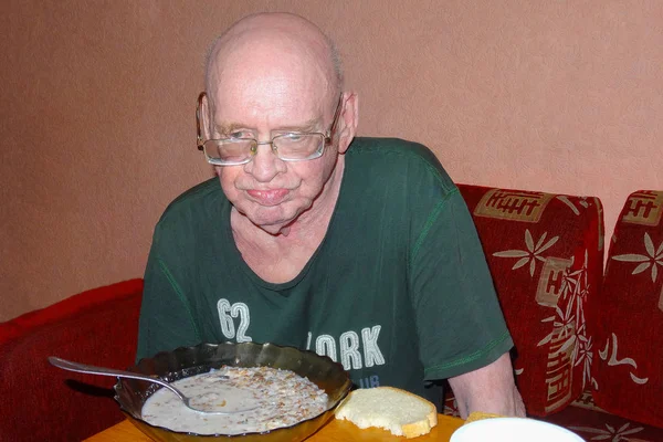 Old Man Eats Food Thought His Life — Stock Photo, Image