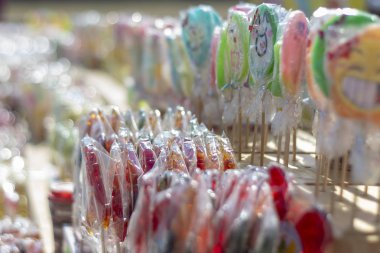 Tezgahtaki tüccardan birçok farklı şeker. Seçici odaklama