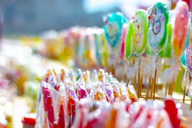 Tezgahtaki tüccardan birçok farklı şeker. Seçici odaklama