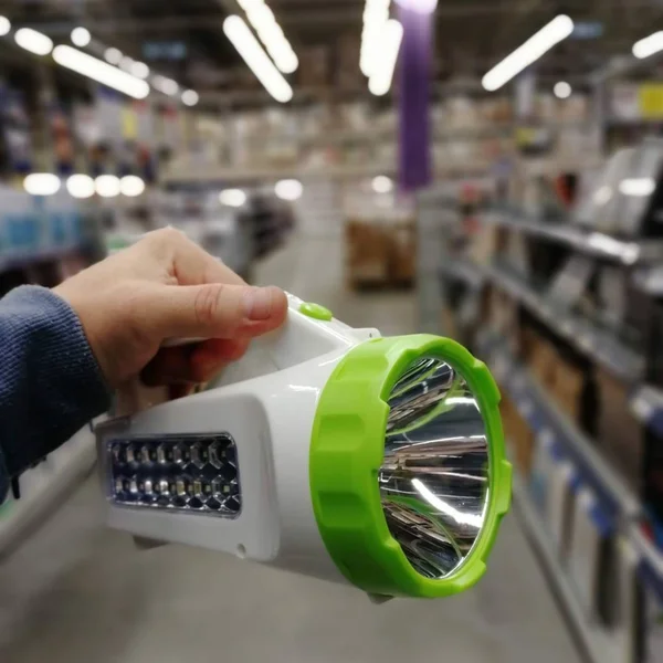 Homem Está Segurar Uma Lanterna Supermercado Visão Primeira Pessoa — Fotografia de Stock