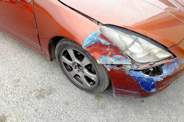 Poškozeno Při Autonehodě Před Oranžovým Vozem Zaparkovaném — Stock fotografie