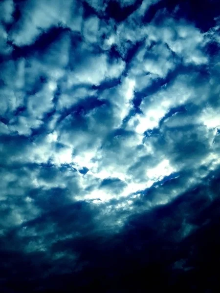 Céu Azul Escuro Nuvens Heap — Fotografia de Stock