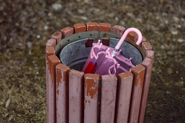 Guarda Chuva Infantil Rosa Uma Urna Parque Vista Conceito Cima — Fotografia de Stock