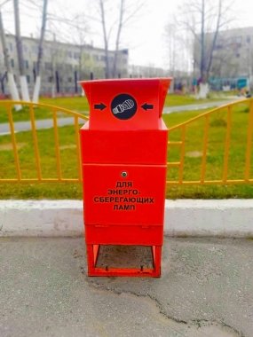 Konteyner enerji tasarruflu lambalar ve Rusça yazıt toplamak için bir konut yüksek katlı binanın avluda kırmızı 