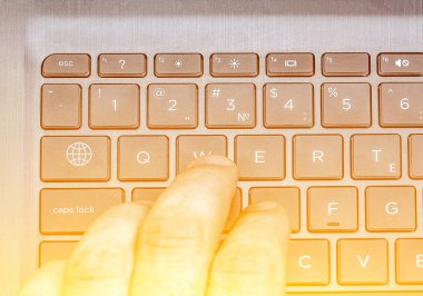 Oyuncu oyunu oynar, klavyede parmaklar. Renkli