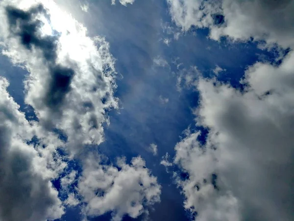 Όμορφα Σύννεφα Στον Γαλάζιο Ουρανό Στη Σιβηρία Κάτω Όψη — Φωτογραφία Αρχείου