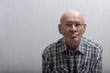 Yaşlı bir adamın portresi. Ön görünüm