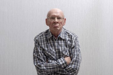 Yaşlı bir adamın portresi. Ön görünüm