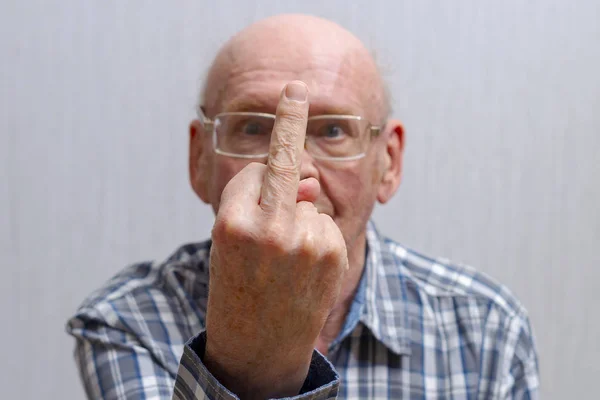 Gözlüklü Yaşlı Kel Adam Orta Parmağını Gösteriyor Görünüm — Stok fotoğraf