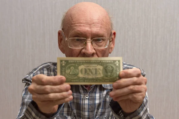 안경을 대머리 남자가 지폐를 프론트 — 스톡 사진