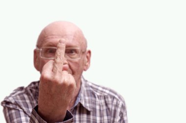 Gözlük eski kel adam orta parmak gösterir.