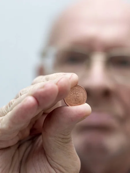 Gammal Man Håller Handen Ett Mynt Två Euro Cent — Stockfoto