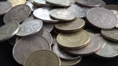 Gümüş ve altın rengi Rus sikke bir sürü