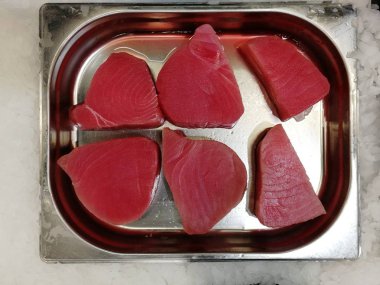 Dükkanda ton balığı bifteği. Yukarıdan görüntüle