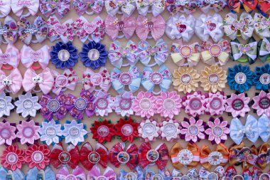 Şehir günü kutlaması için yaka dekoratif rozetleri, Surgut, Rusya - 12 Haziran 2019