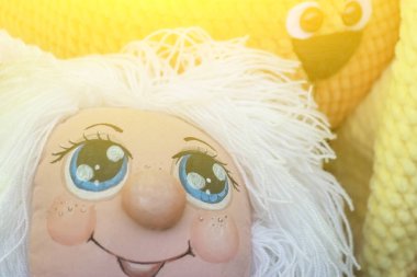 Fuarda güneşte peluş bebek, Surgut, Rusya - 12 Haziran 2019