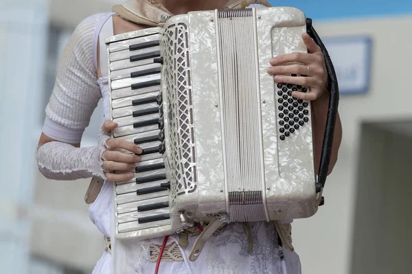 Fille Vêtements Blancs Joue Accordéon Blanc Surgut Russie Juin 2019 — Photo