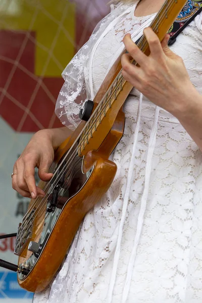 Fille Dans Une Robe Blanche Jouant Une Guitare Basse Électrique — Photo