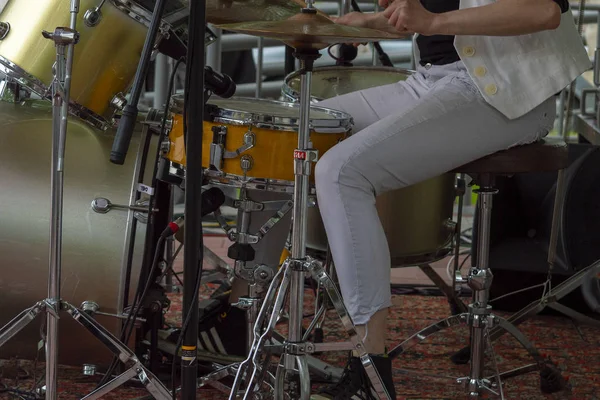 Woman White Jeans Sneakers Plays Drum Set — 스톡 사진