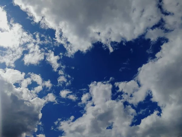 Ciel Bleu Avec Des Nuages Blancs Vue Bas — Photo