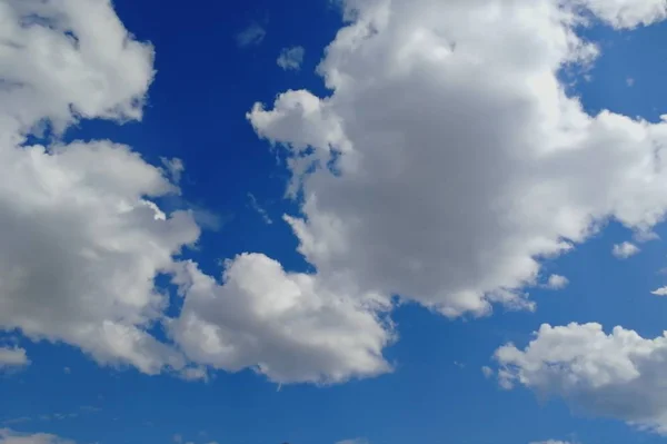 Cielo Azul Con Nubes Blancas Vista Inferior — Foto de Stock