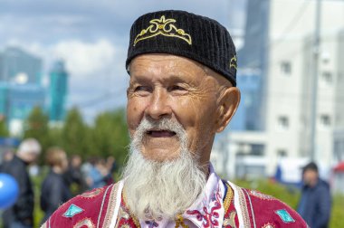 Yaşlı adam, Başkir milli kıyafetleri sakallı dede, Surgut, Rusya - 16 Haziran 2019