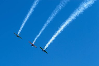 Gökyüzünde üç uçak akrobasi, alt görünümü yapmak