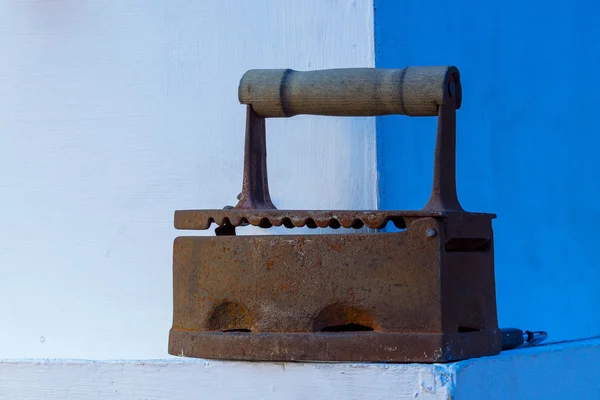 Oude Bruine Roestige Schoonheid Smoothing Ijzer Vooraanzicht — Stockfoto