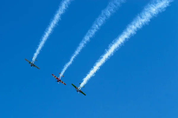 空の3つの航空機は曲技飛行を作る 底のビュー — ストック写真