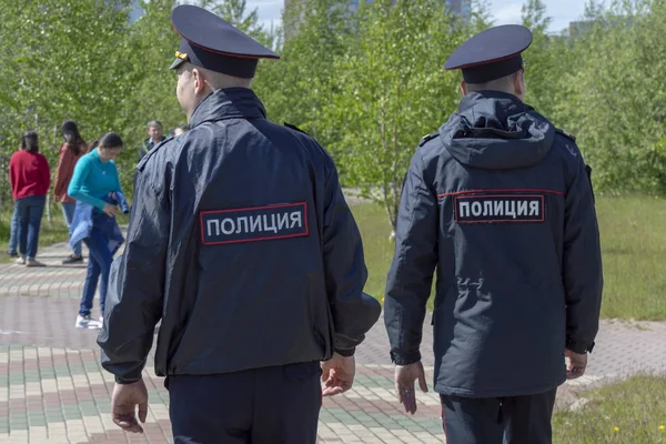 Twee Politiemannen Uniform Naar Plaats Waar Vakantie Achteruitkijk Surgut Rusland — Stockfoto