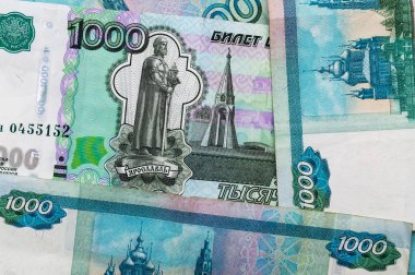 Binlerce Rus kağıt faturası. Yan görünüm