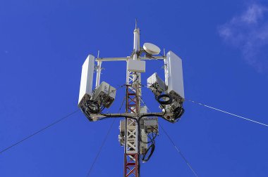 Hücresel iletişim 5g radyo röle ekipmanları. Alt görünüm