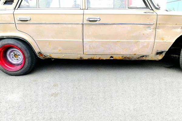 Rusty Carro Velho Com Rodas Traseiras Largas Estilo Deriva Vista — Fotografia de Stock