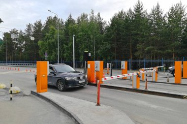 Havaalanı otoparkına araba geçme noktası. Otomobil, cüruf-boom ve ödeme terminaline kadar sürücüler, Surgut, Rusya - 28 Haziran 2019