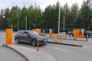 Havaalanı otoparkına araba geçme noktası. Otomobil, cüruf-boom ve ödeme terminaline kadar sürücüler, Surgut, Rusya - 28 Haziran 2019
