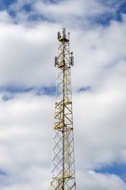 Telekomünikasyon kulesi inşaatı yüksektir. Alt görünüm