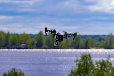 Drone nehir ve şehir çevresinde banka üzerinde uçar. Ön görünüm 