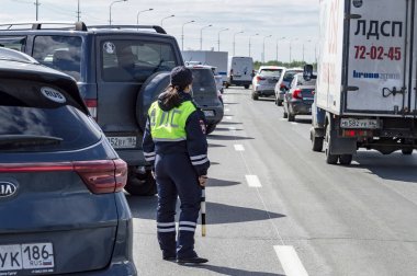Kız trafiği izleyen bir polis. Arkadan görüntüle
