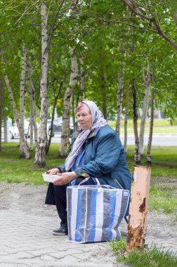Atkılı yetişkin bir kadın bağış istiyor. Yan görünüm, Surgut, Rusya - 12 Haziran 2019